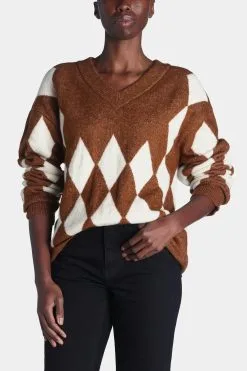 MOON RIVER Diamond Pattern V-Neck Sweater